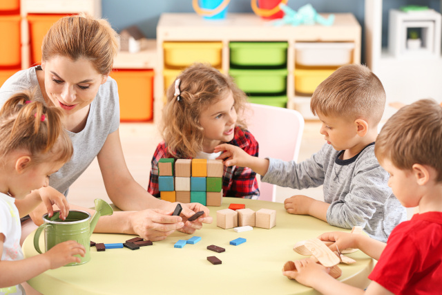 Kinder bauen in einem Kindergarten in Nordrhein-Westfalen.