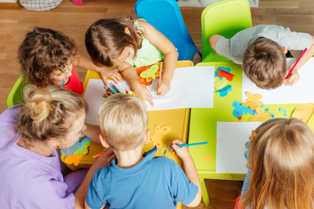 Bastelstunde in einem Kindergarten in Rheinland-Pfalz